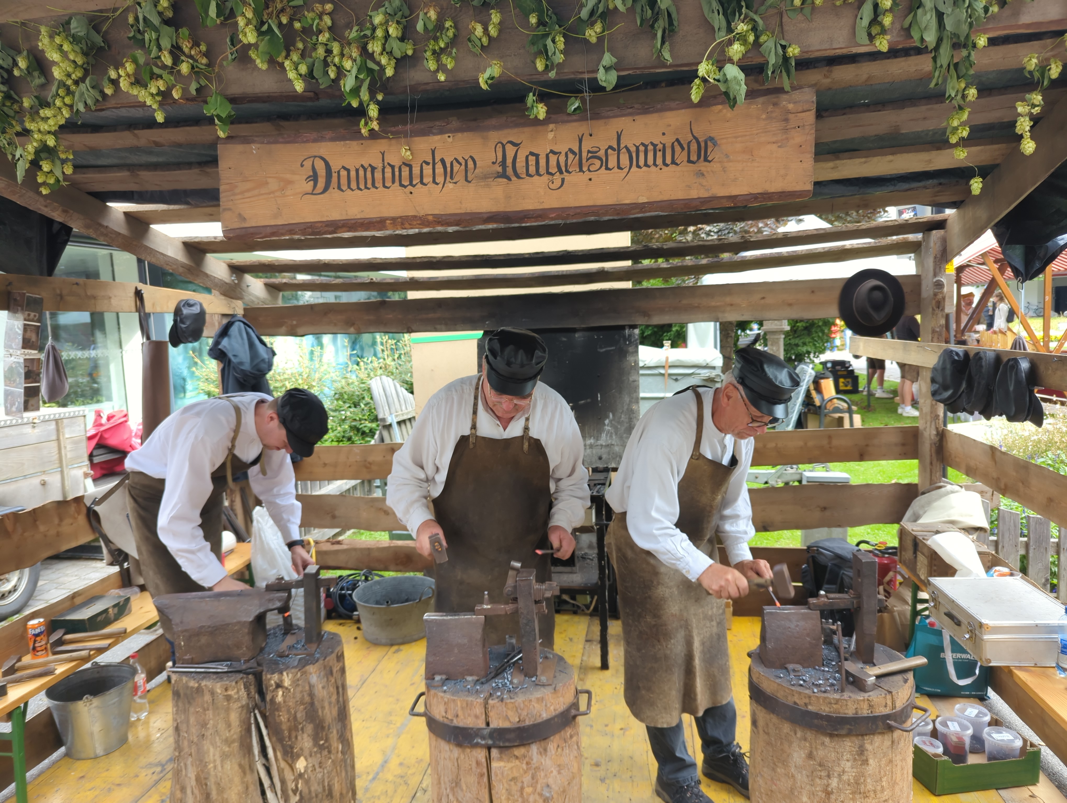 Drei Nagelschmiede bei der Arbeit